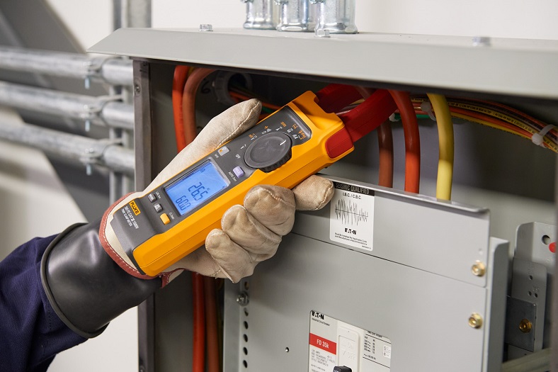 Fluke Clamp Meter with iFlex delivers Safe, Fast Measurements in 1500 V DC Environment